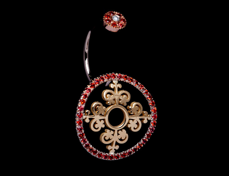 Anello/orecchino con decorazione floreale bianca con zaffiri amaranto e diamanti collezione Impero
